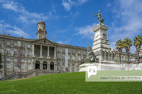 Blick auf den Bolsa-Palast und das Monument Infante Dom Henrique im Jardim do Infante Dom Henrique  UNESCO-Weltkulturerbe  Porto  Norte  Portugal  Europa