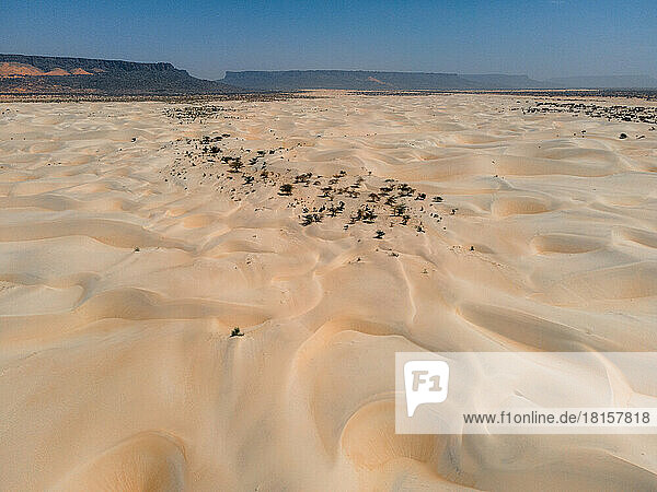 Weiße Dünen  umgeben von Schluchten in der Nähe von Kamour  Mauretanien  Wüste Sahara  Westafrika  Afrika