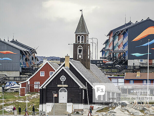Ein Blick auf die Zionskirche  umgeben von bunt bemalten Häusern in der Stadt Ilulissat  Grönland  Dänemark  Polarregionen