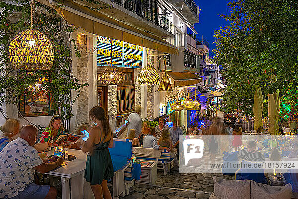 Blick auf Restaurant und Bars in Skiathos Stadt in der Abenddämmerung  Insel Skiathos  Sporaden  Griechische Inseln  Griechenland  Europa