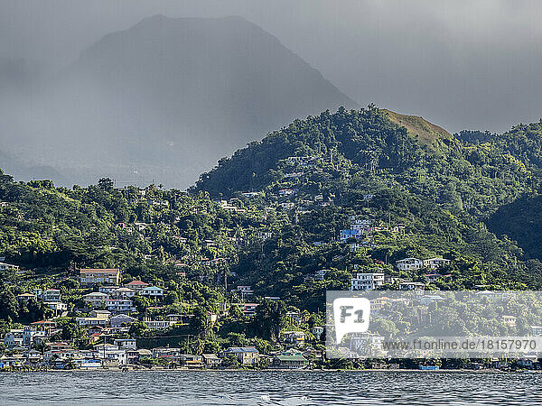 Ein Blick vom Meer aus auf die üppigen Berge  die die Hauptstadt Roseau an der Westküste von Dominica  Windward Islands  Westindische Inseln  Karibik  Mittelamerika umgeben