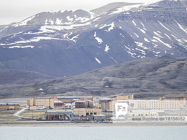 Ein Blick auf die verlassene Bergbaustadt Pyramiden  Spitzbergen  Svalbard  Norwegen  Europa