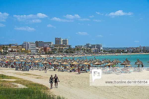 Touristen am Strand von Ca'n Pastilla  Mallorca  Balearische Inseln  Spanien  Mittelmeer  Europa