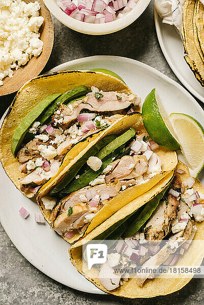Koriander-Limetten-Hühnchen-Tacos mit Avocado Nahaufnahme