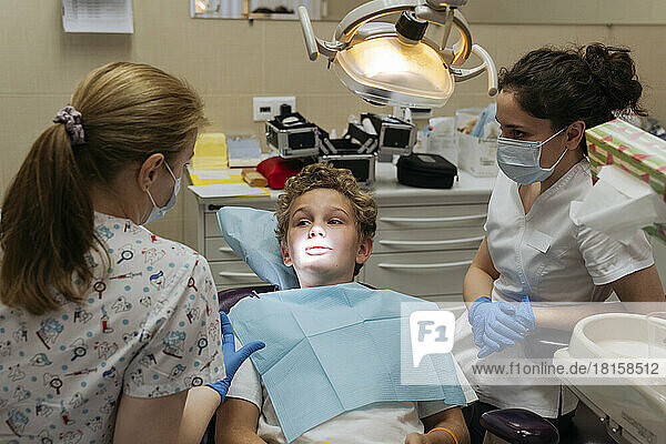 Ein 11-jähriger Junge bei einem Zahnarzttermin.