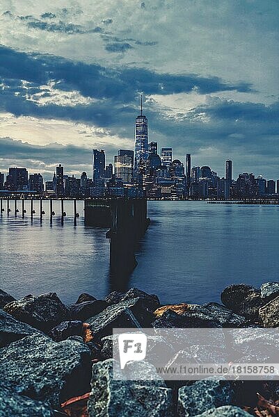 Stadt Skyline bei Nacht Sonnenaufgang magische Farbe blau New York