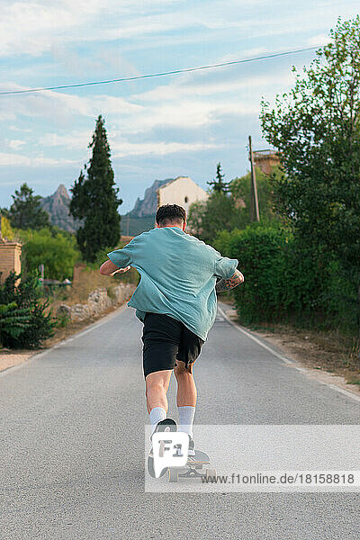 Junger Mann auf einem Skateboard auf einer Straße