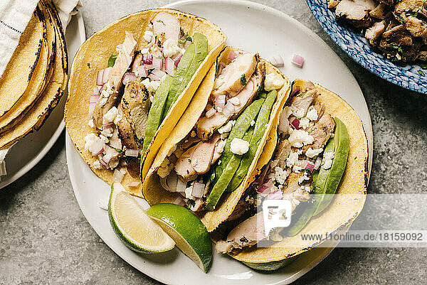 Koriander-Limetten-Hühnchen-Tacos mit Avocado und roten Zwiebeln