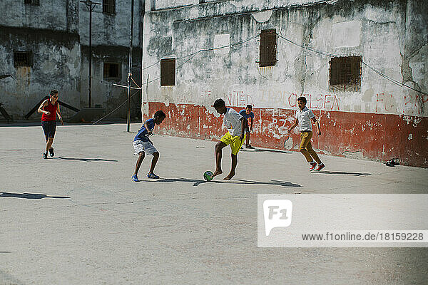 Fußball spielende Jungen in den Straßen von Alt-Havanna  Kuba