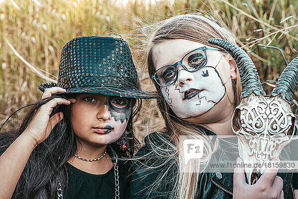 Teenager-Mädchen in Hardrock-Kostümen feiern Halloween-Party