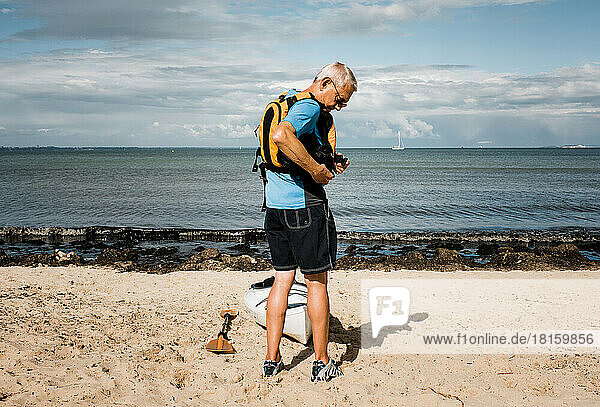 Rentner  der mit seinem Kajak aufs Meer hinausfährt  um dort zu trainieren