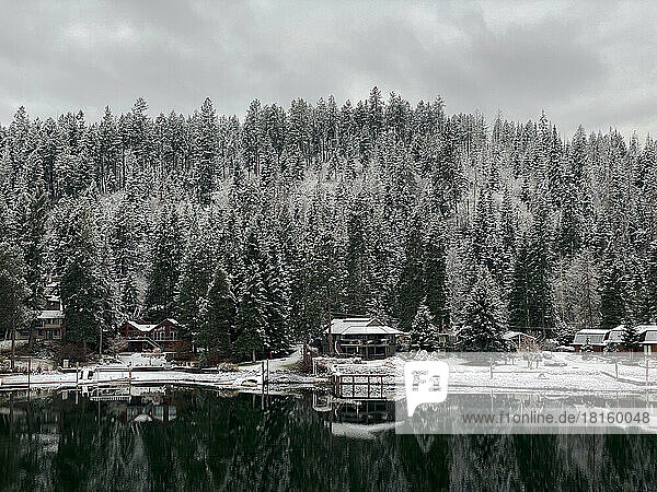 Hütten an einem See im Winter