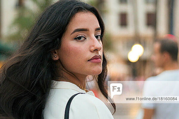 Porträt einer schönen lateinischen Frau  die auf der Straße in die Kamera schaut