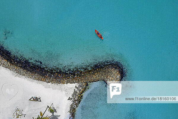 Luftaufnahme von Kajakfahrern an einem sonnigen Tag  Malediven