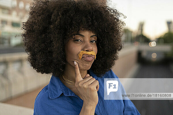 Afro-Frau mit Lehmschnurrbart
