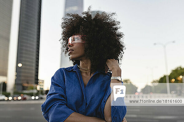 Afro-Frau trägt eine intelligente Brille