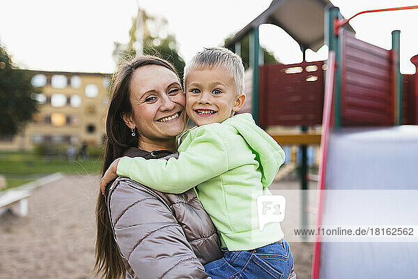 Lächelnde Mutter und Sohn im Park