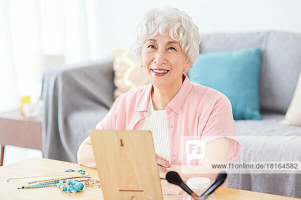 Japanische ältere Frau lächelnd