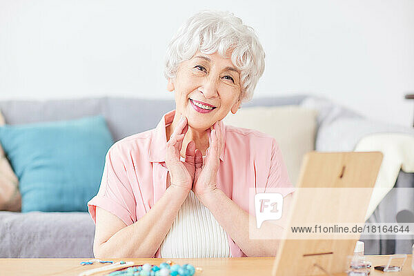Japanische ältere Frau lächelnd