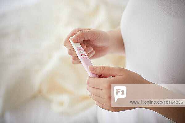 Japanerin mit Schwangerschaftstest