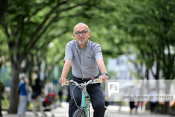 Japaner auf einem Fahrrad