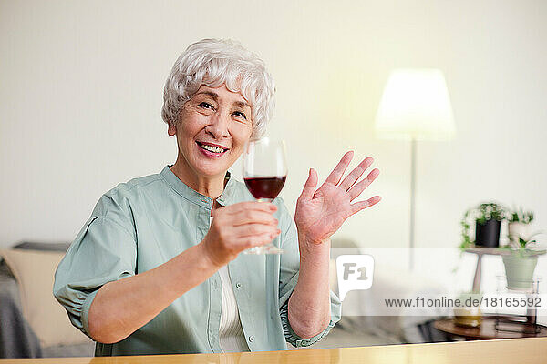 Japanische Seniorin trinkt Rotwein