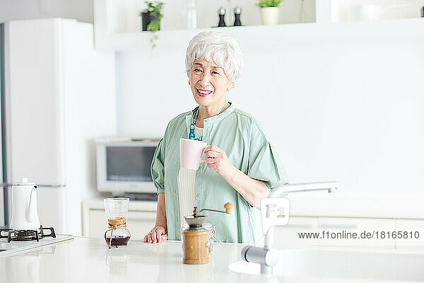Japanische ältere Frau trinkt Kaffee