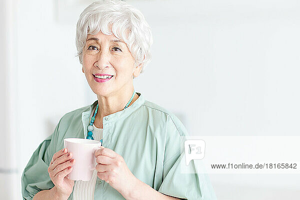 Japanische ältere Frau trinkt Kaffee