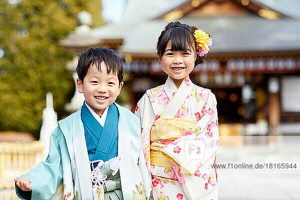 Japanische Kinder tragen Kimonos im Tempel