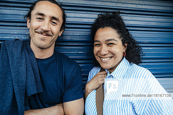 Lächelndes Paar vor blauem Verschluss