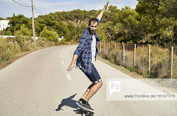 Mann genießt Skateboardfahren an einem sonnigen Tag