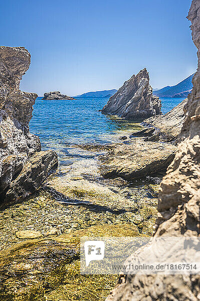 Idyllische Aufnahme von Felsen im Meer an einem sonnigen Tag