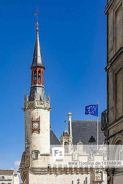Frankreich  Nouvelle-Aquitaine  La Rochelle  Glockenturm des Rathauses aus dem 14. Jahrhundert