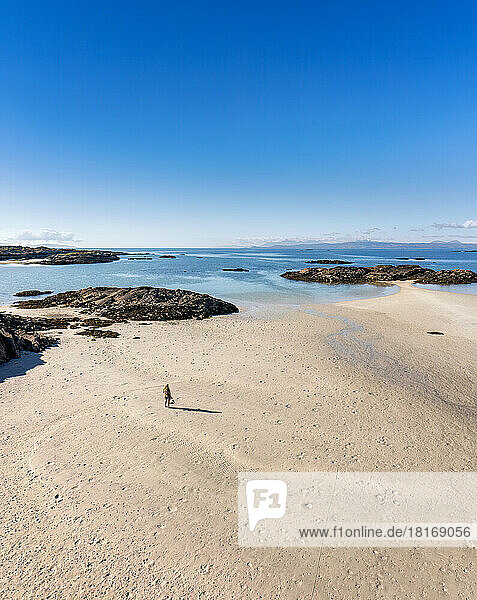 Frau am Strand von Gortan Sands an einem sonnigen Tag  Schottland