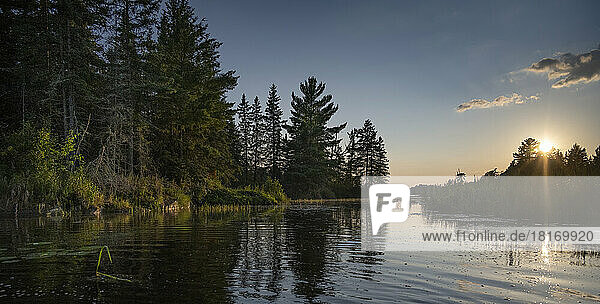 Sonnenuntergang über einem schönen See  Lake of the Woods  Ontario; Ontario  Kanada