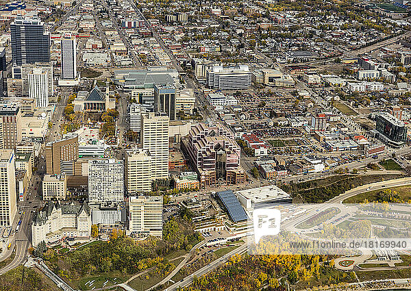 Luftaufnahme der Stadt Edmonton  Alberta  mit dem Government House und dem Edmonton Convention Centre; Edmonton  Alberta  Kanada