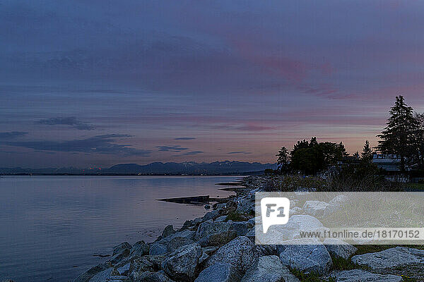 Das Licht des Sonnenuntergangs erwärmt die felsige Küste des Crescent Beach; Surrey  British Columbia  Kanada