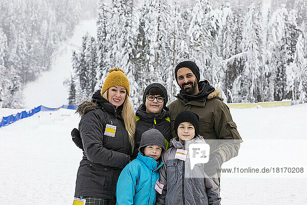 Eltern und ihre Kinder posieren für ein Foto während ihres Urlaubs in einem Skigebiet; Fairmont Hot Springs  British Columbia  Kanada