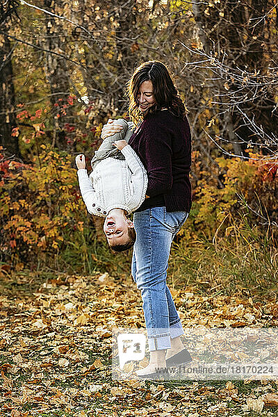 Eine Mutter verbringt viel Zeit mit ihrem kleinen Sohn und spielt mit ihm in einem Stadtpark im Herbst; Edmonton  Alberta  Kanada