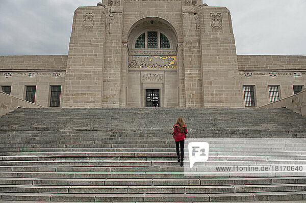 Eine Frau läuft die Treppe des Nebraska State Capitol hinauf; Lincoln  Nebraska  Vereinigte Staaten von Amerika