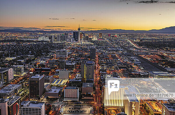 Luftaufnahme der wichtigsten Hotels und des Las Vegas Strip in Las Vegas bei Sonnenuntergang; Las Vegas  Nevada  Vereinigte Staaten von Amerika