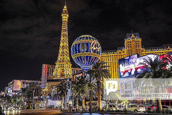 Szene entlang des Las Vegas Strip bei Nacht mit beleuchteten Gebäuden und Strukturen; Las Vegas  Nevada  Vereinigte Staaten von Amerika