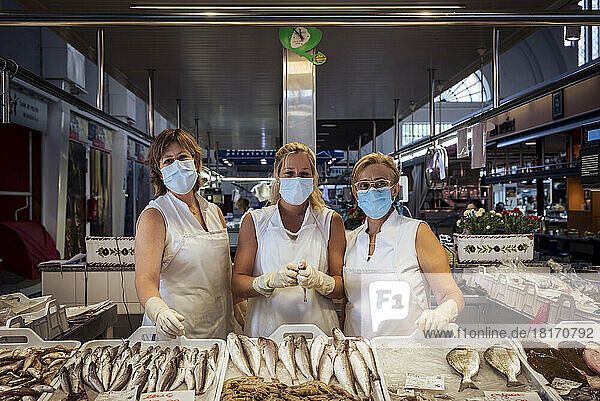 Fischhändler auf dem städtischen Markt in Tortosa  Spanien; Tortosa  Tarragona  Spanien