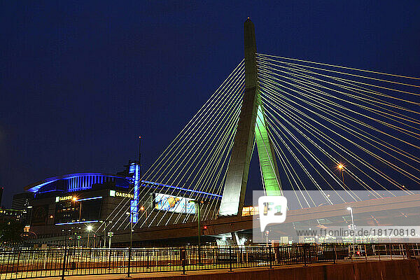 Teil der Zakim-Brücke und des Boston Garden  Heimat der Bruins und Celtics; Charlestown  Boston  Massachusetts.