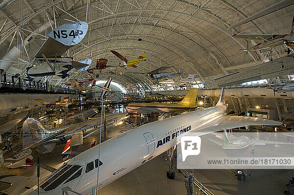Die 'Concorde' und andere Flugzeuge in einem Hangar des National Air and Space Museum  Steven F. Udvar Hazy Center in Chantilly  Virginia  USA. Alle aus der neuen Ausgabe des Luft- und Raumfahrtmuseums am Flughafen Dulles. Gezeigt werden vor allem eine SR-71 Blackbird sowie die Raumfähre Enterprise; Chantilly  Virginia  Vereinigte Staaten von Amerika