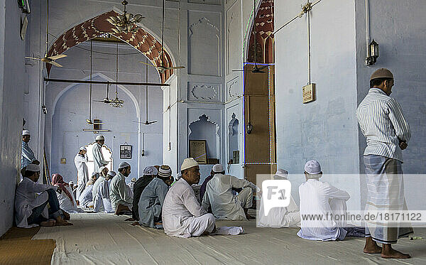 Muslimische Männer in der Moschee in Indien; Varanasi  Indien