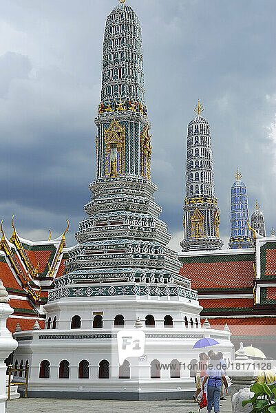 Blick auf die thailändischen Türme oder Prangs des Grand Palace; Der Grand Palace  Bangkok  Thailand.