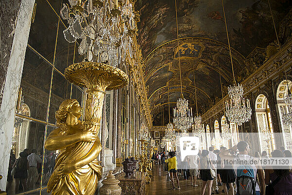 Eine Gruppe von Touristen im Schloss von Versailles; Versailles  Frankreich
