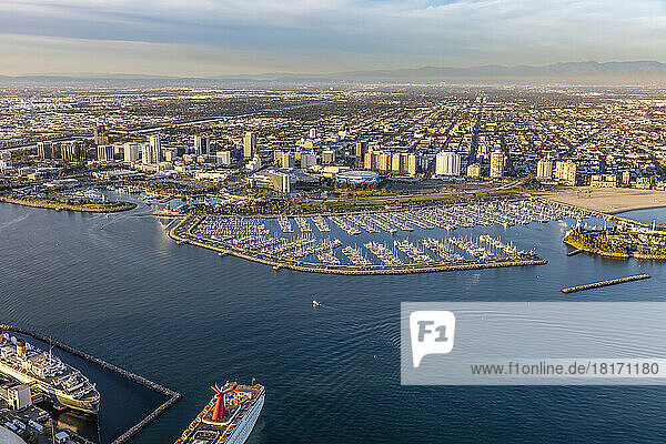 Luftaufnahme über den Los Angeles River in Richtung Long Beach  Kalifornien; Long Beach  Kalifornien  Vereinigte Staaten von Amerika