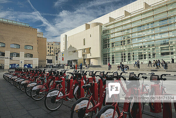 Abgestellte Leihfahrräder und das Museum für zeitgenössische Kunst in Barcelona  El Raval  Barcelona  Spanien; Barcelona  Spanien